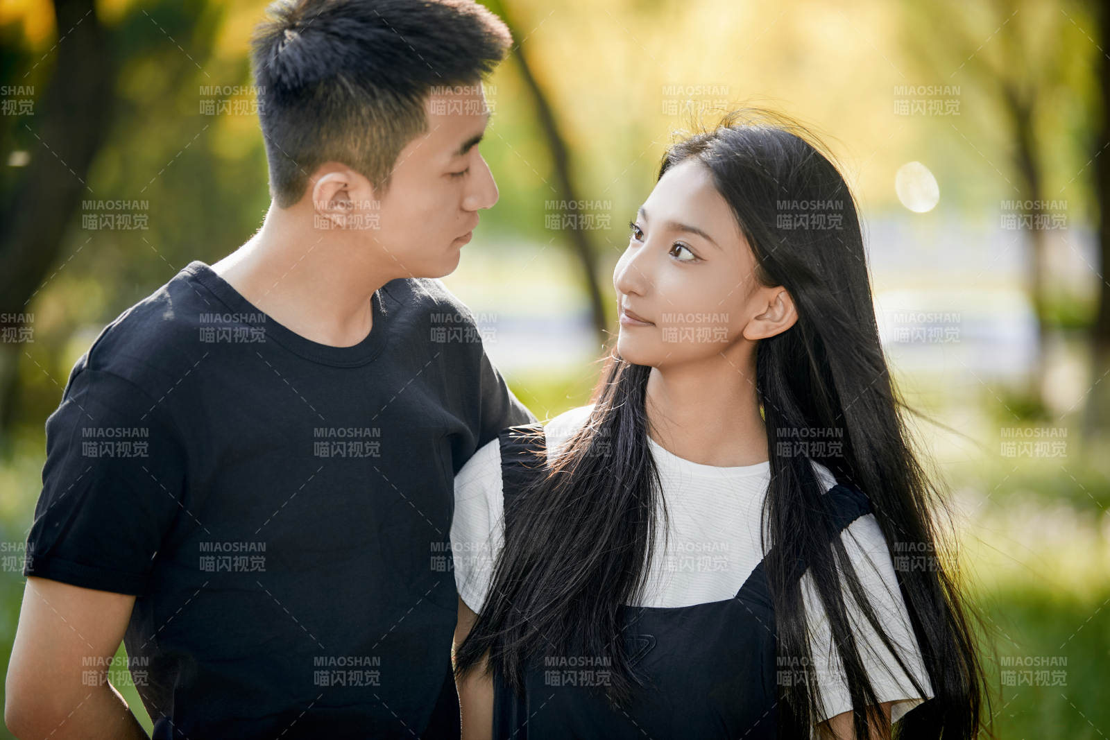 户外草坪上的恩爱年轻情侣图片