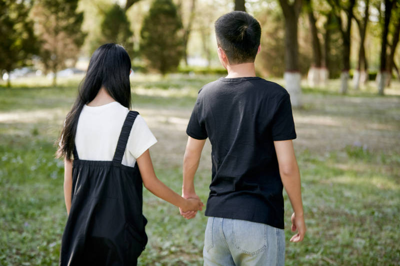 户外公园里恩爱年轻情侣图片