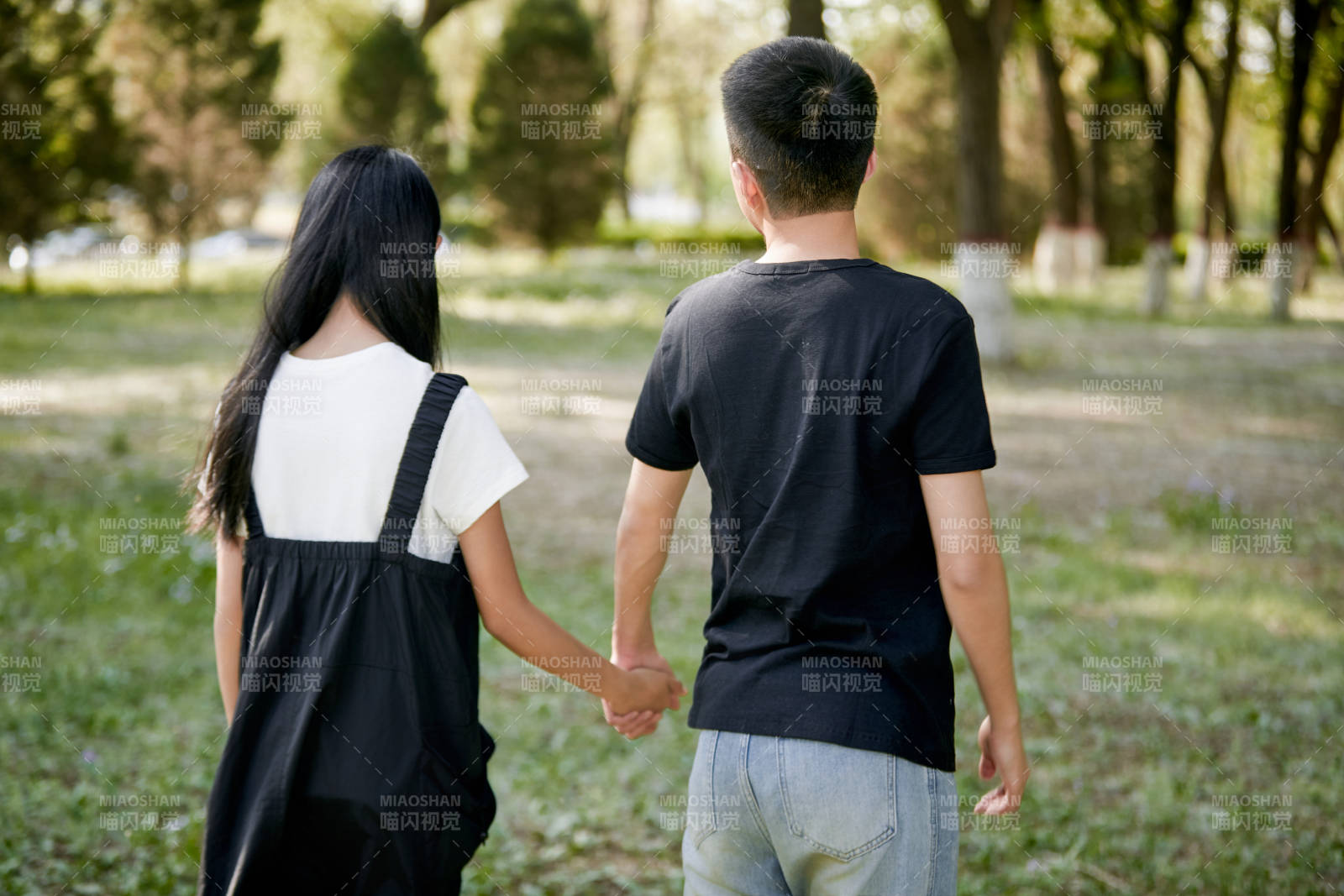 户外公园里恩爱年轻情侣图片