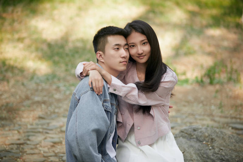 户外公园里恩爱年轻情侣图片