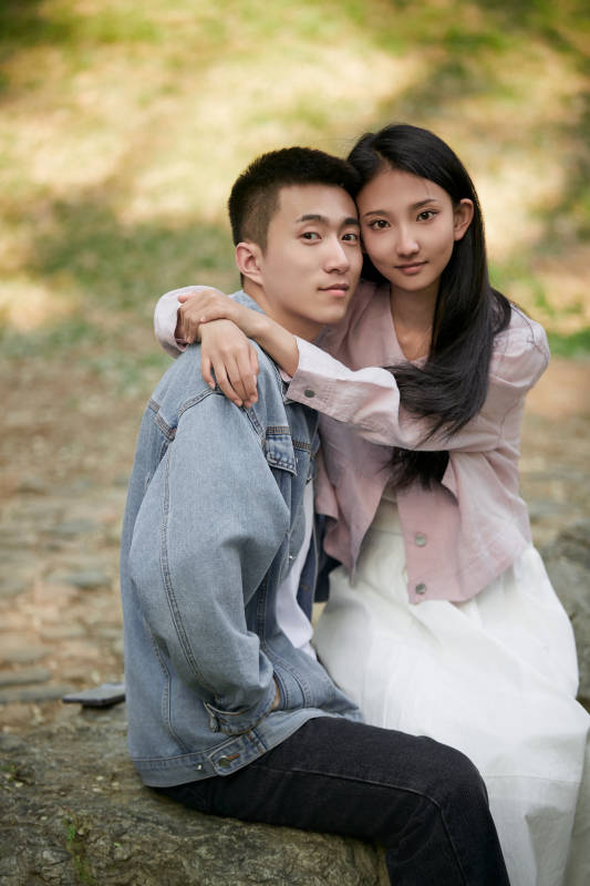 户外公园里恩爱年轻情侣图片