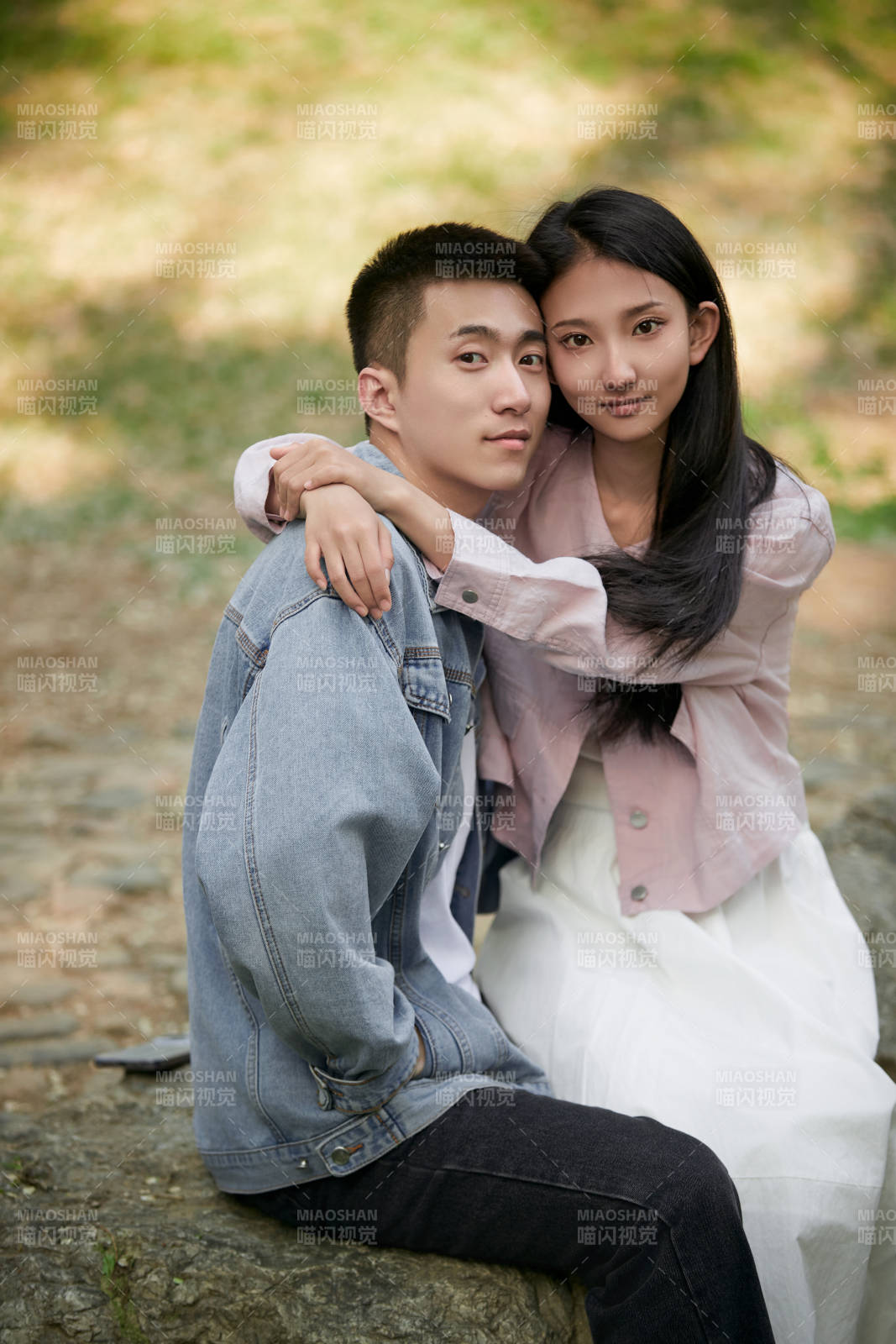 户外公园里恩爱年轻情侣图片