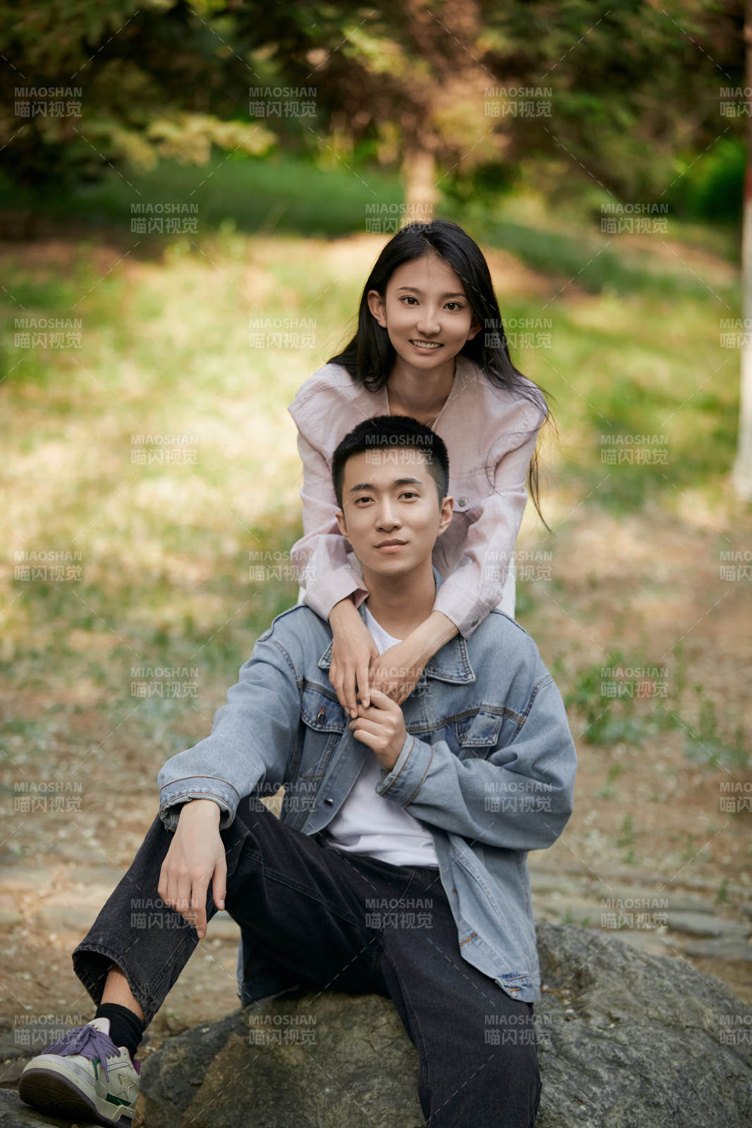 户外公园里恩爱年轻情侣图片