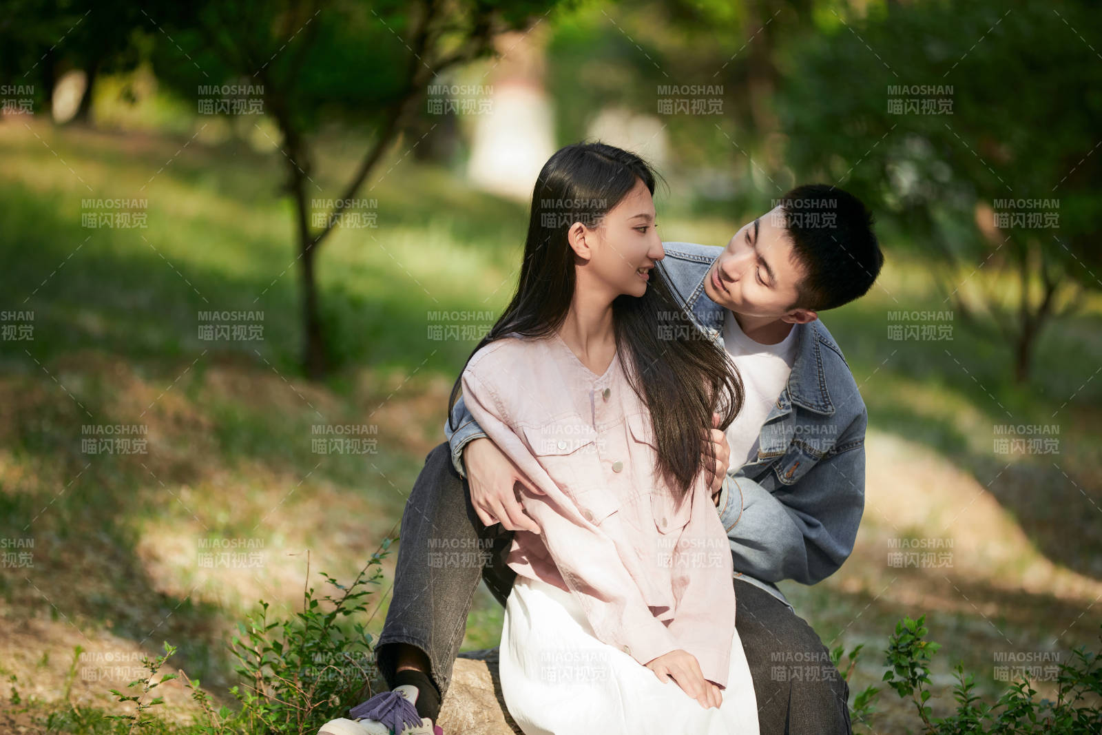 户外公园里恩爱年轻情侣图片