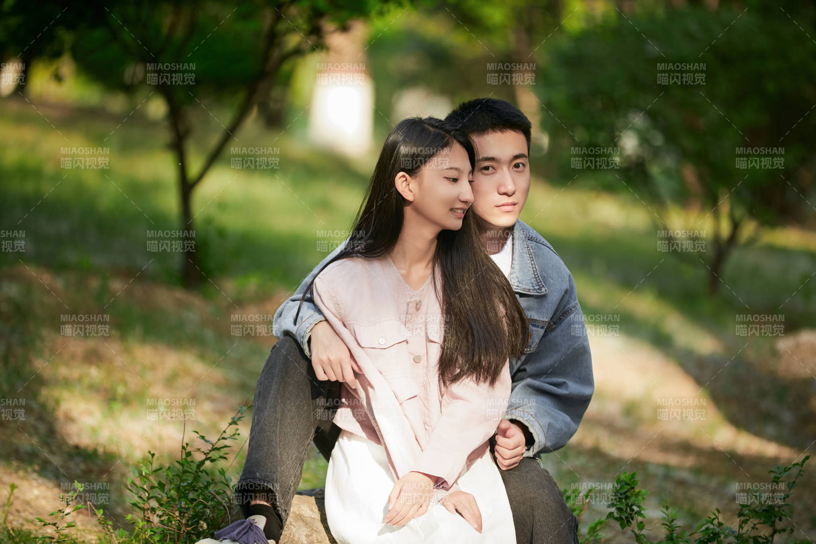 户外公园里恩爱年轻情侣图片