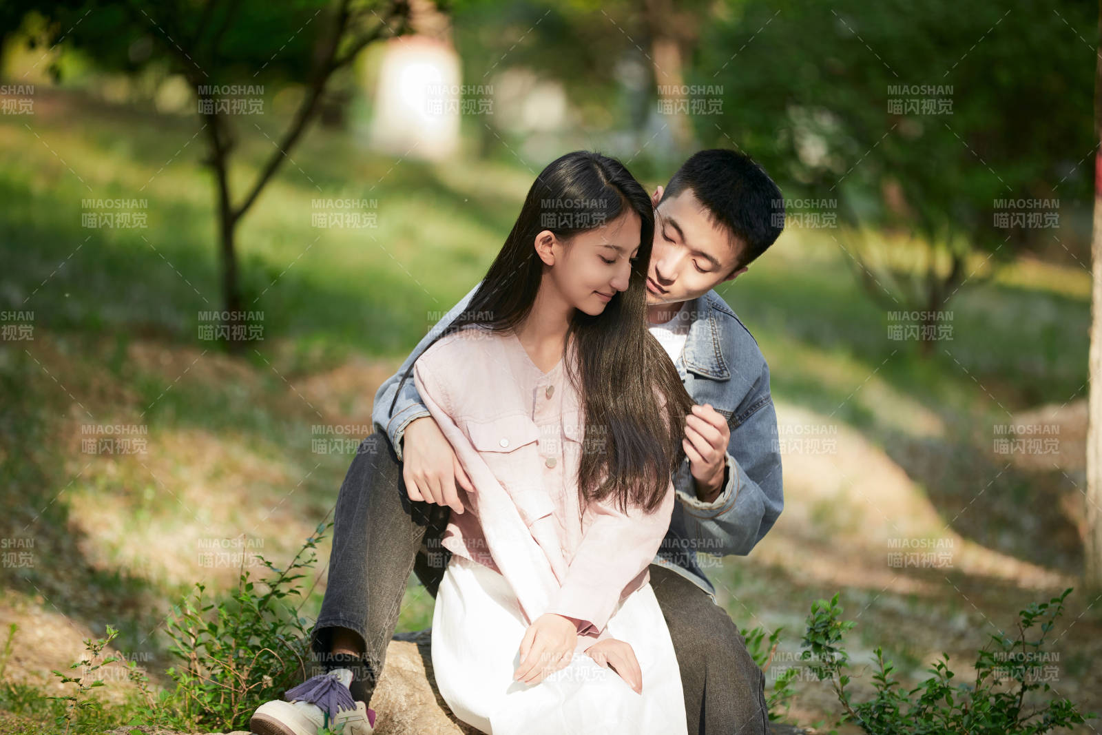 户外公园里恩爱年轻情侣图片