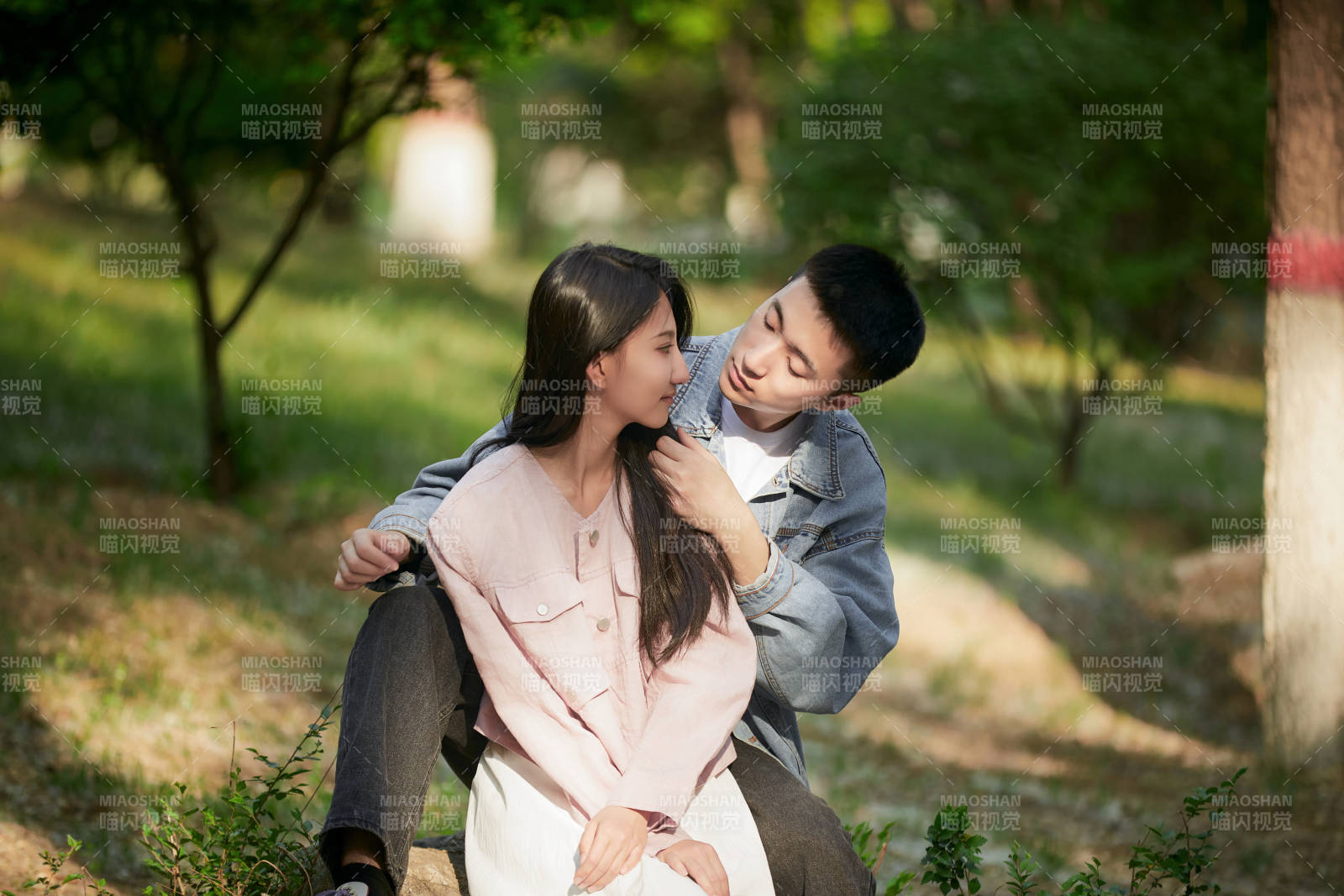 户外公园里恩爱年轻情侣图片