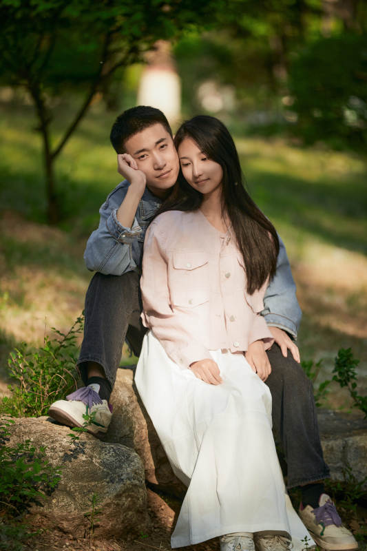 户外公园里恩爱年轻情侣图片