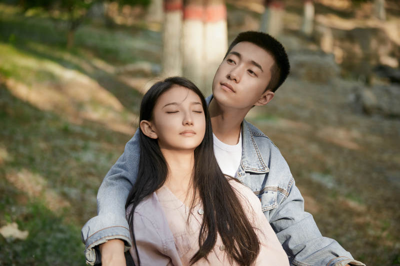 户外公园里恩爱年轻情侣图片