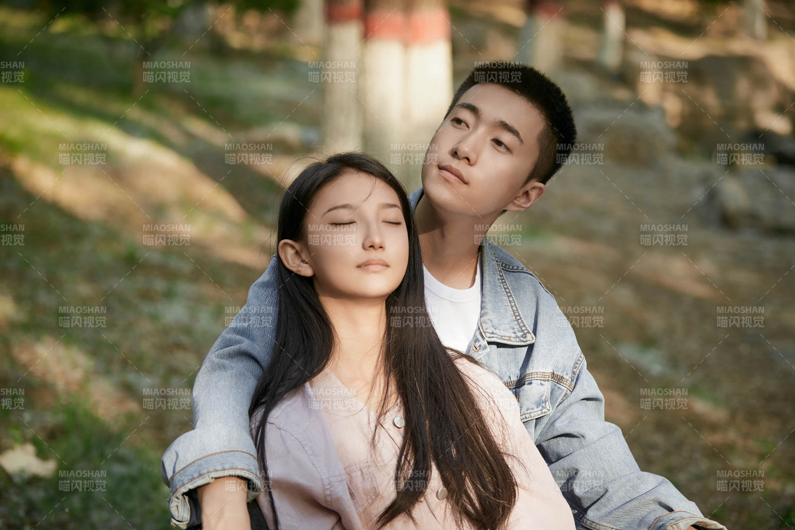 户外公园里恩爱年轻情侣图片