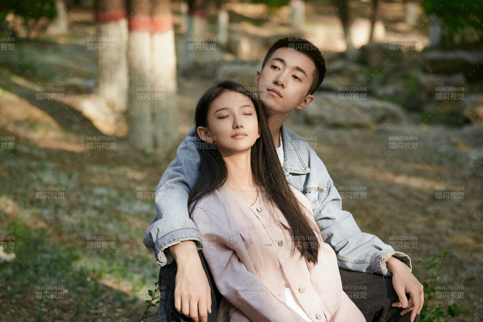 户外公园里恩爱年轻情侣图片