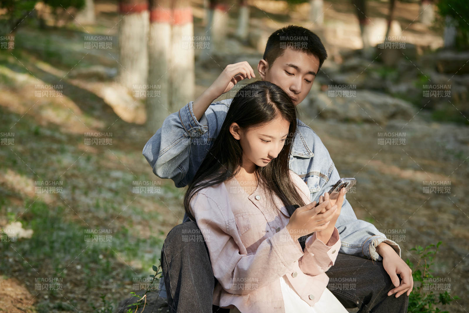 户外公园里恩爱年轻情侣图片