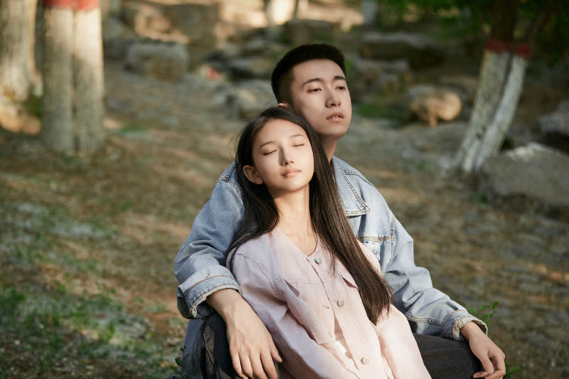 户外公园里恩爱年轻情侣图片