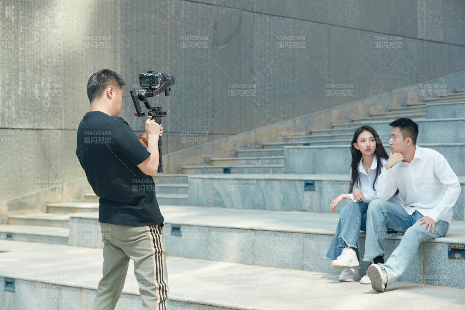 手持相机进行录制拍摄的摄像师图片