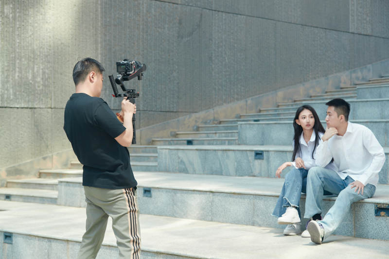 手持相机进行录制拍摄的摄像师图片