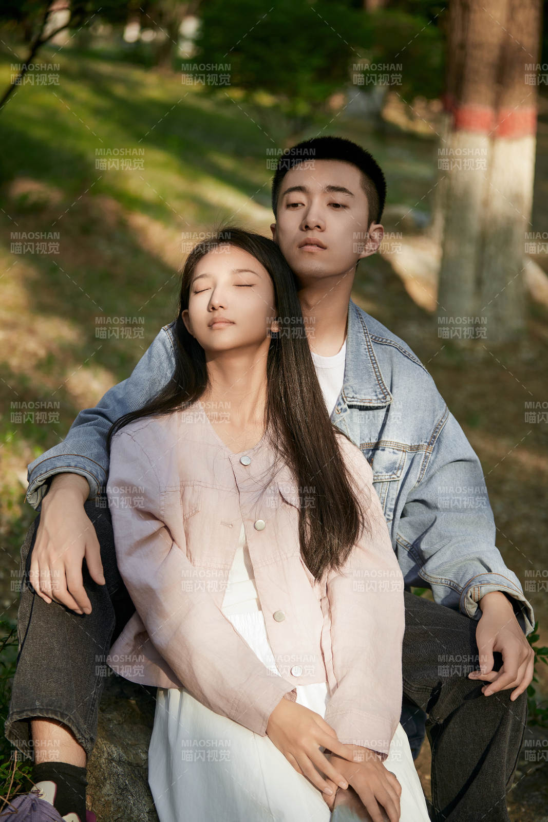 户外公园里恩爱年轻情侣图片
