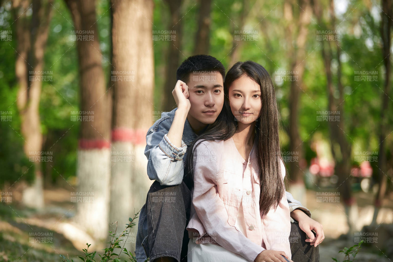 户外公园里恩爱年轻情侣图片