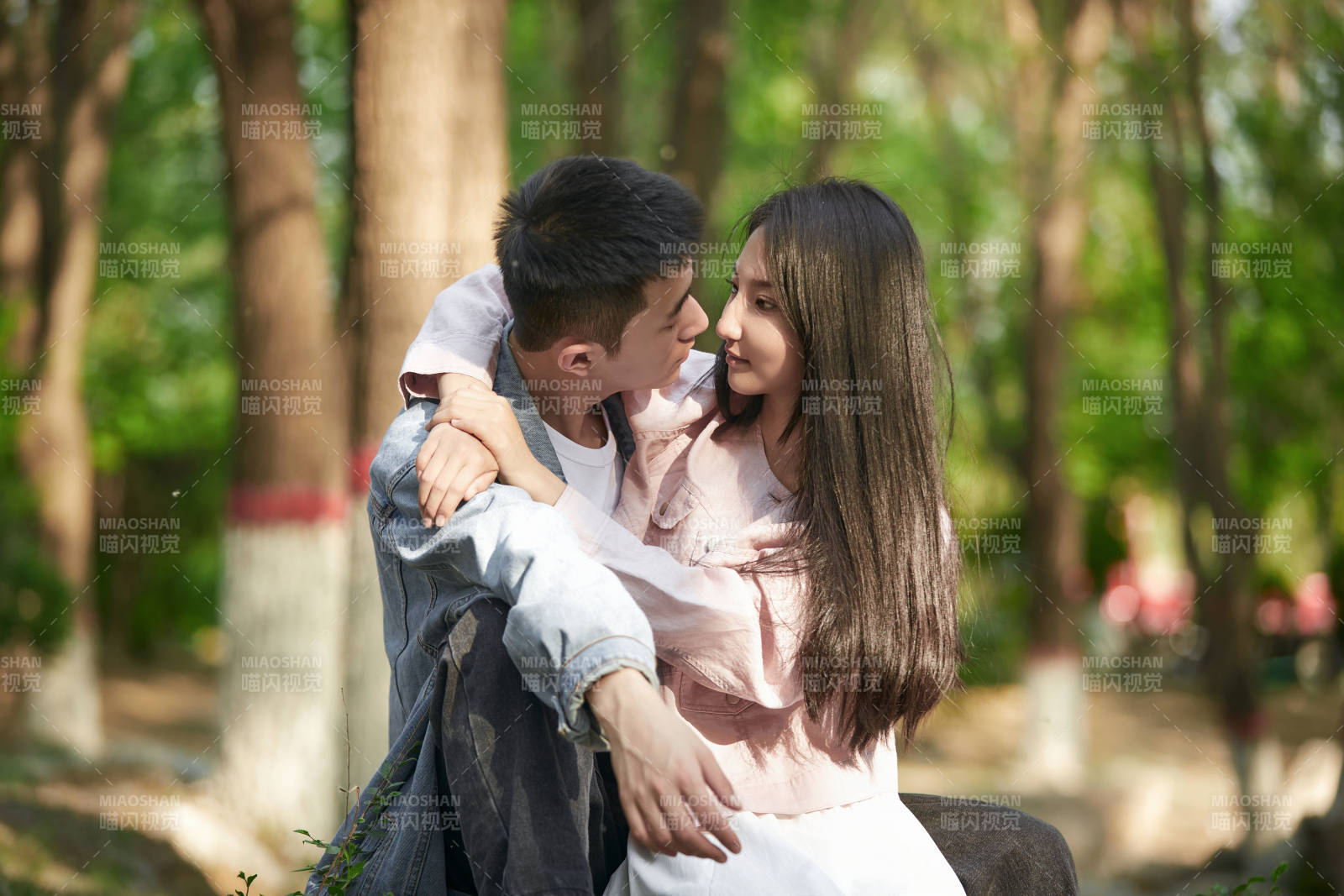 户外公园里恩爱年轻情侣图片