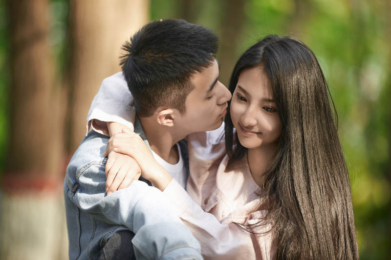 户外公园里恩爱年轻情侣图片