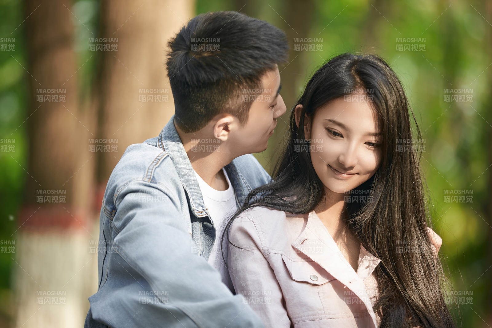 户外公园里恩爱年轻情侣图片