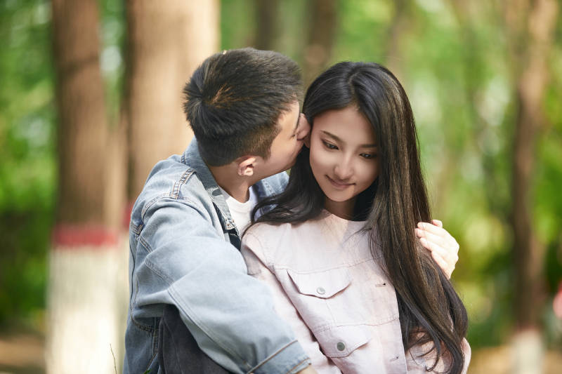 户外公园里恩爱年轻情侣图片