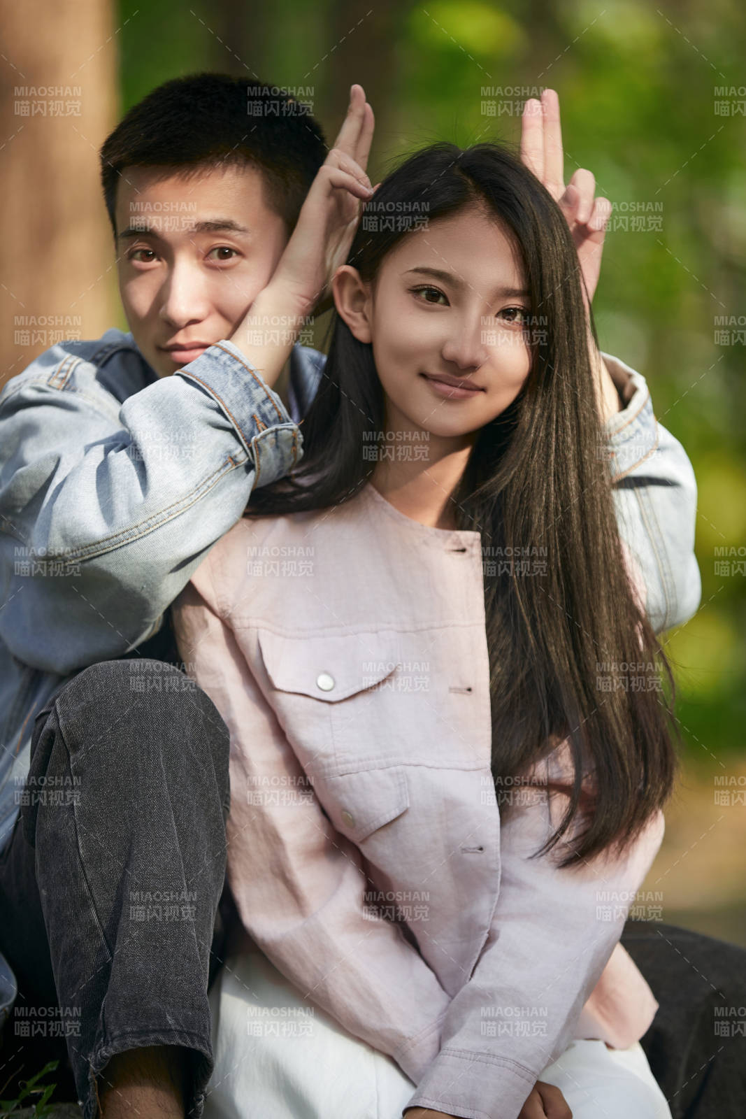 户外公园里恩爱年轻情侣图片