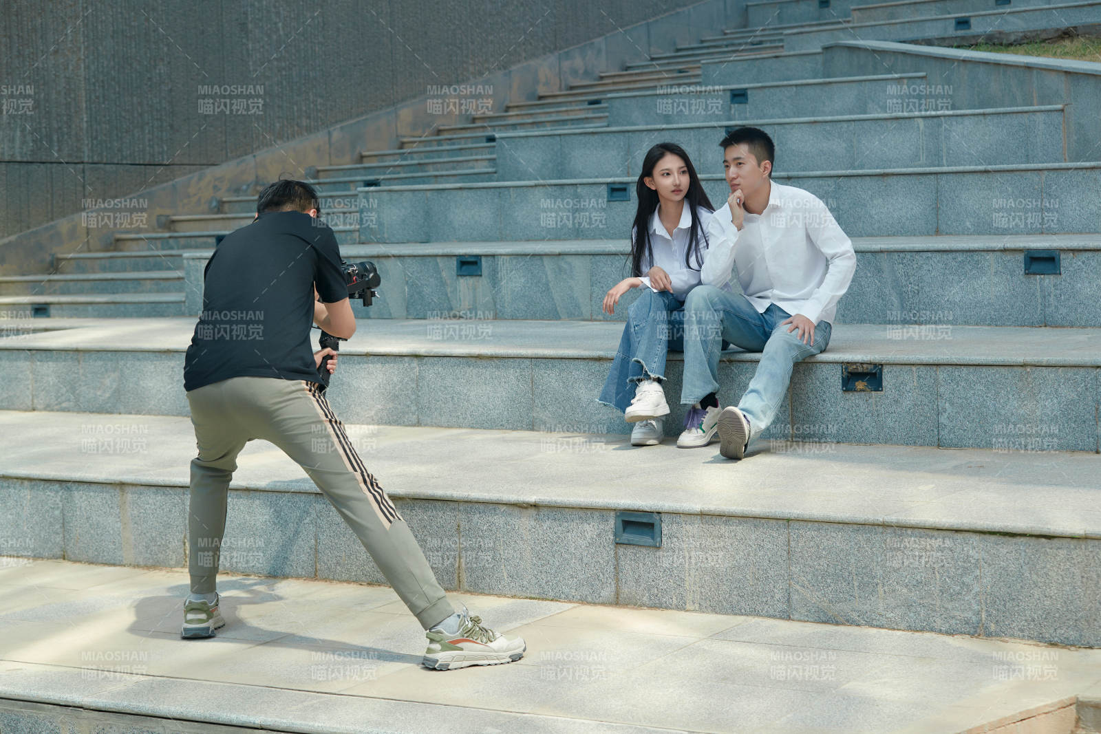 手持相机进行录制拍摄的摄像师图片