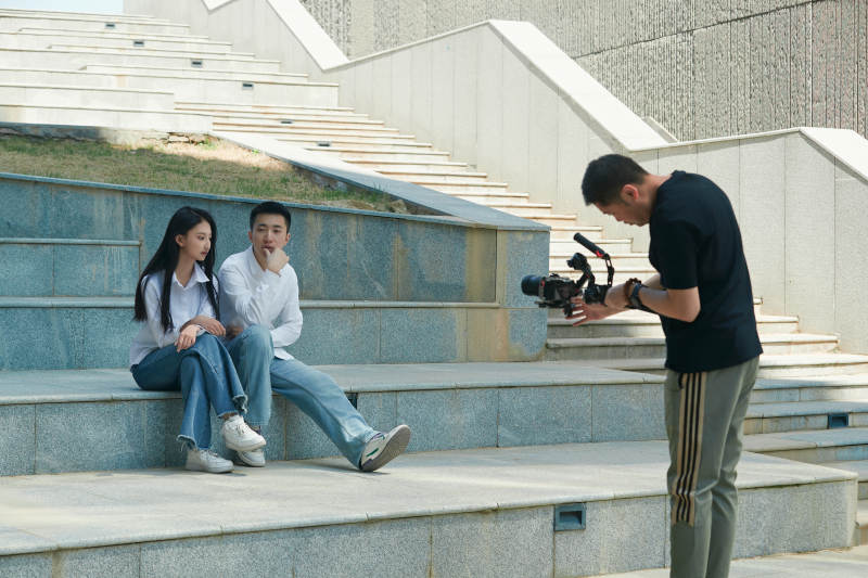 手持相机进行录制拍摄的摄像师图片