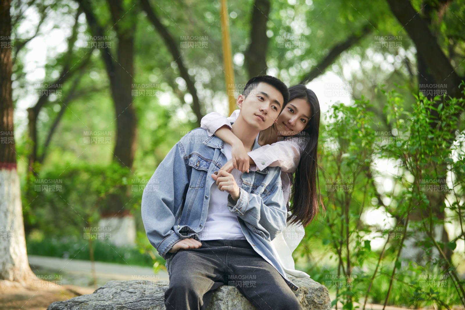 户外公园里恩爱年轻情侣图片