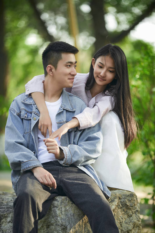 户外公园里恩爱年轻情侣图片