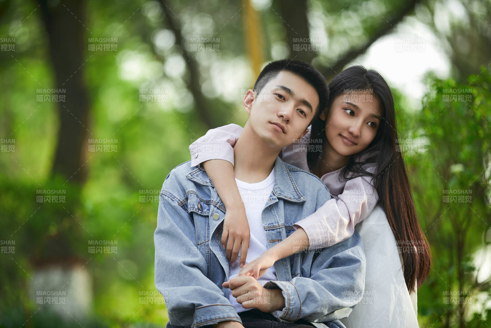 户外公园里恩爱年轻情侣图片