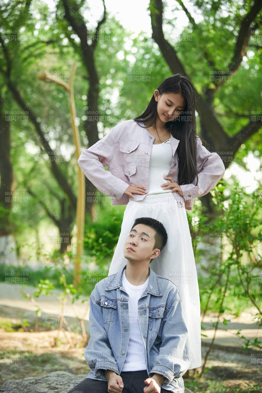 户外公园里恩爱年轻情侣图片