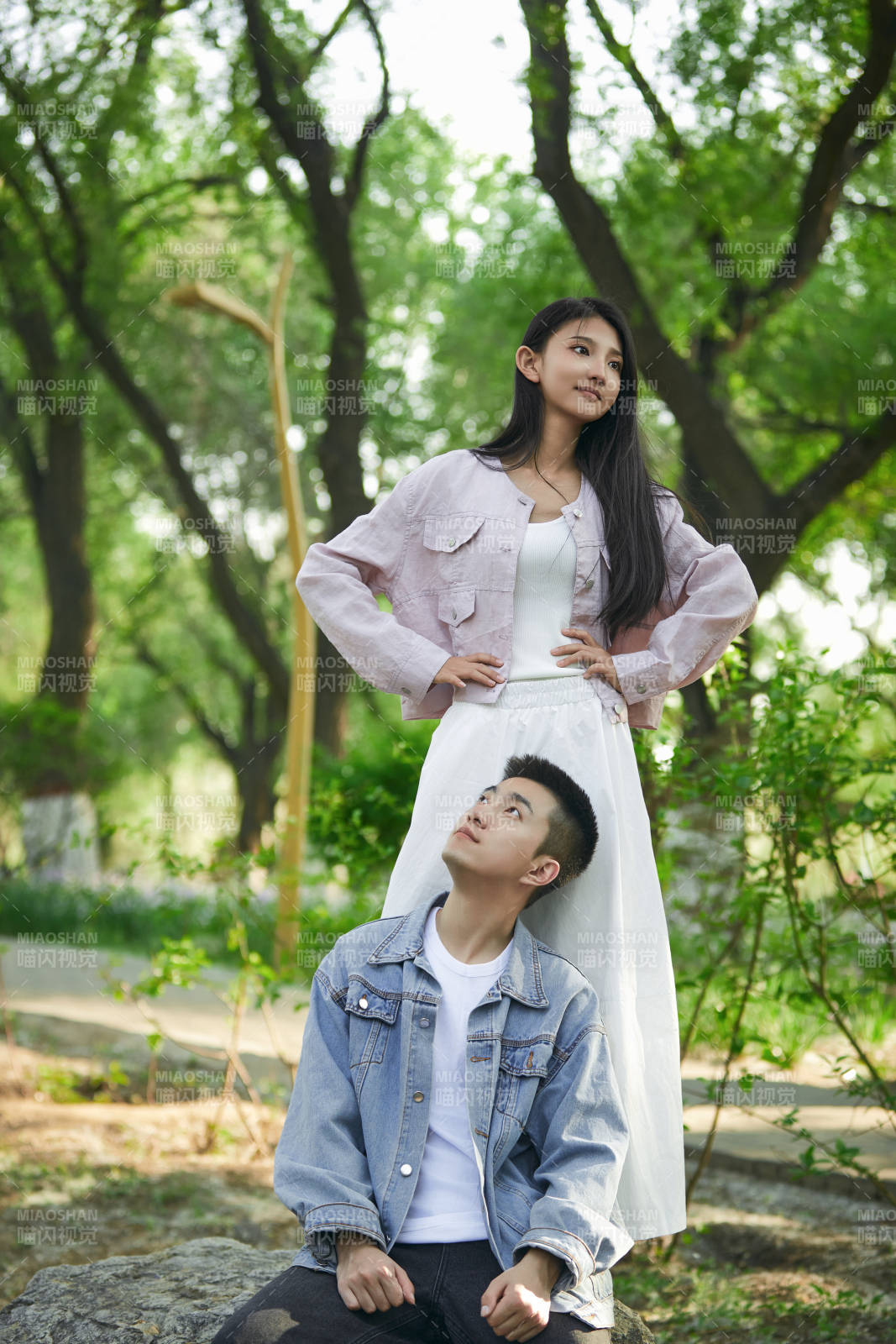 户外公园里恩爱年轻情侣图片