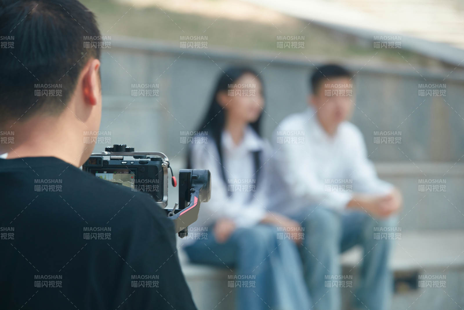 手持相机进行录制拍摄的摄像师图片