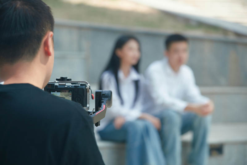 手持相机进行录制拍摄的摄像师图片