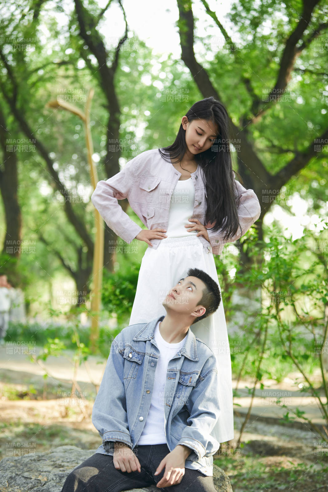 户外公园里恩爱年轻情侣图片