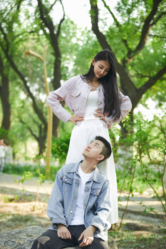 户外公园里恩爱年轻情侣图片