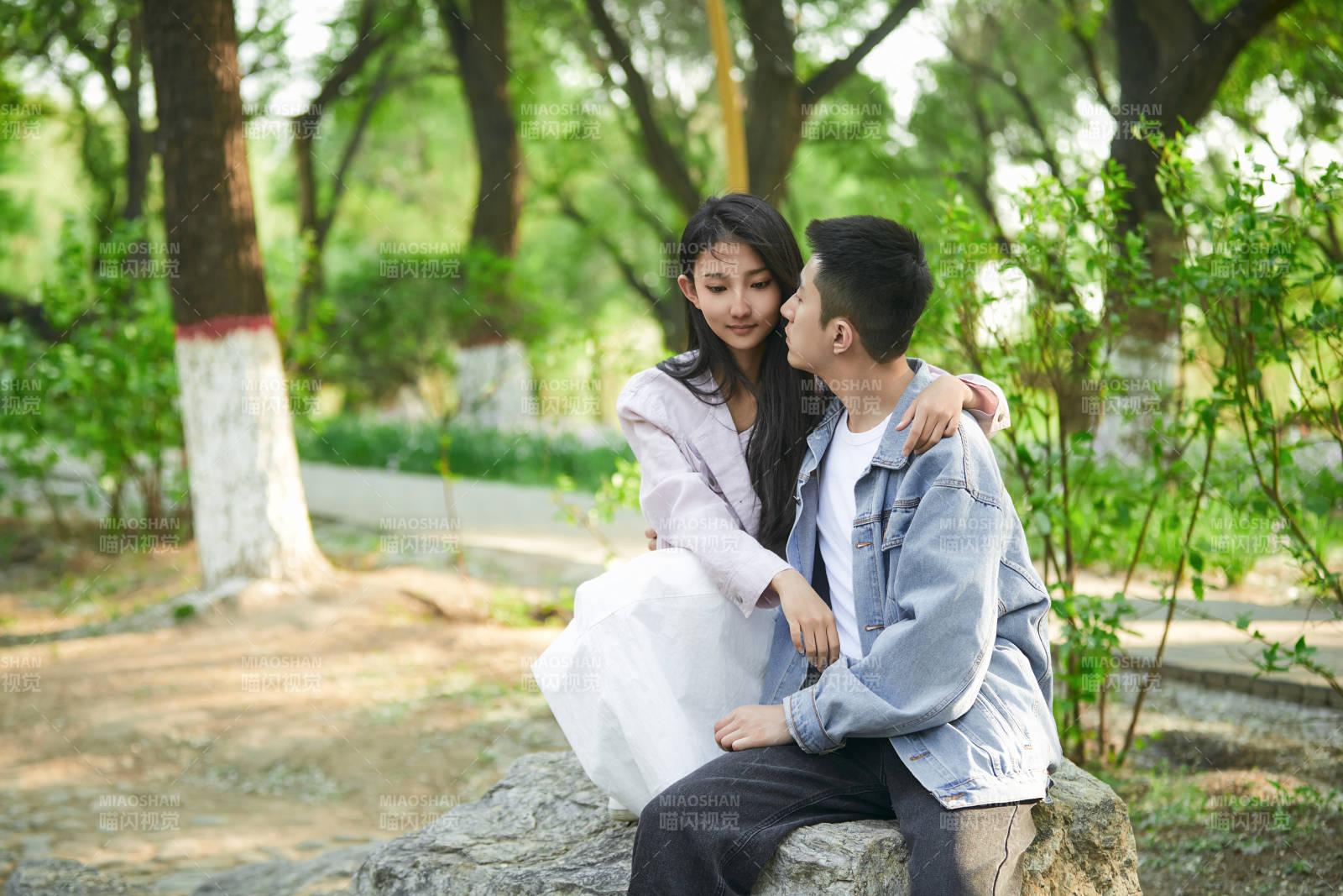 户外公园里恩爱年轻情侣图片