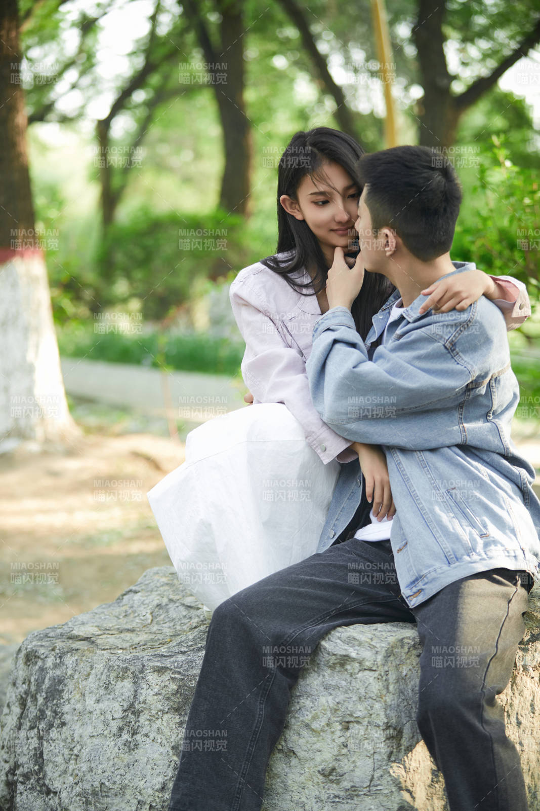 户外公园里恩爱年轻情侣图片