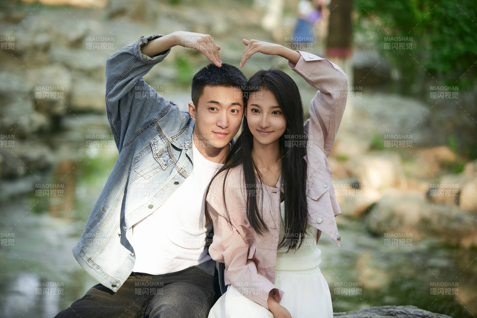 户外公园里恩爱年轻情侣图片