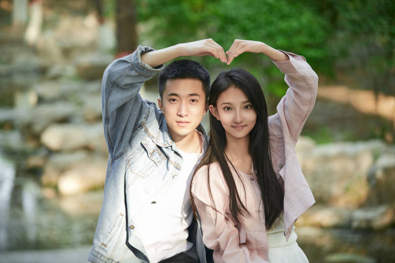 户外公园里恩爱年轻情侣图片