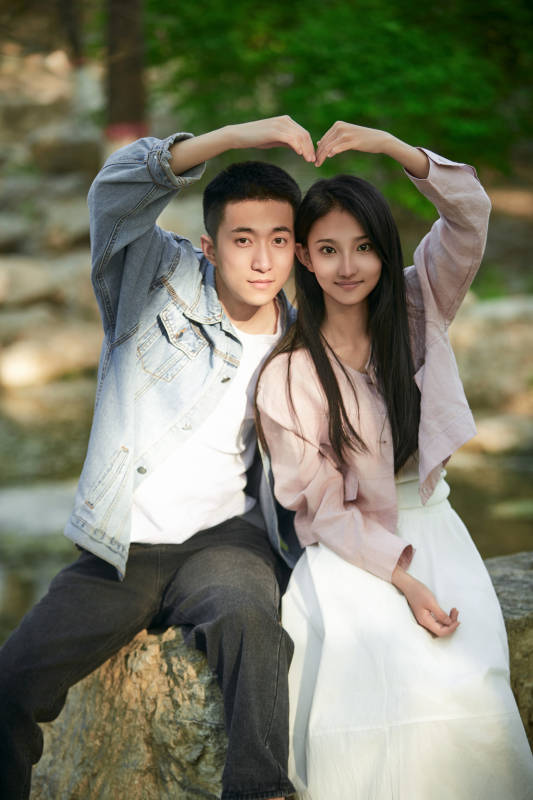 户外公园里恩爱年轻情侣图片