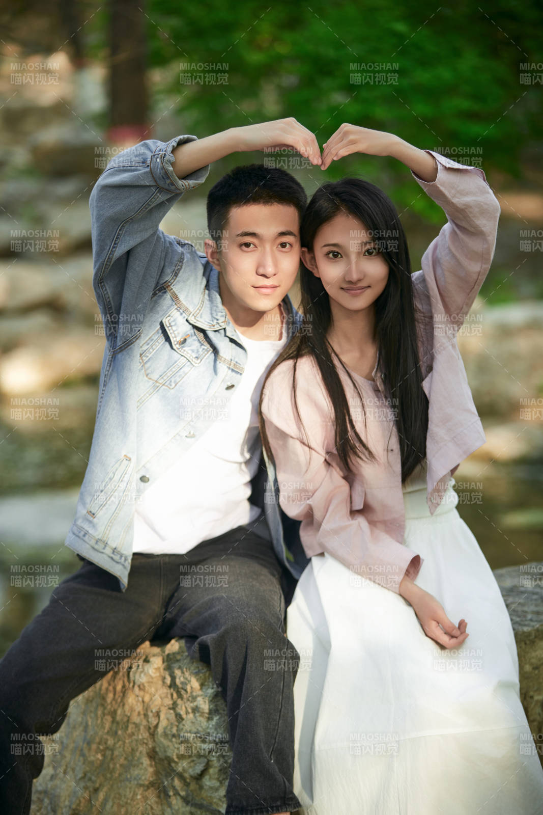 户外公园里恩爱年轻情侣图片