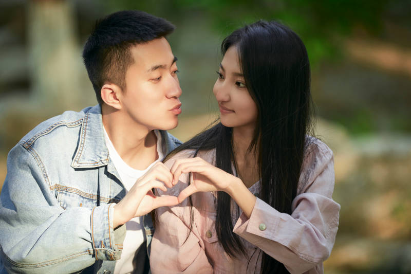 户外公园里恩爱年轻情侣图片