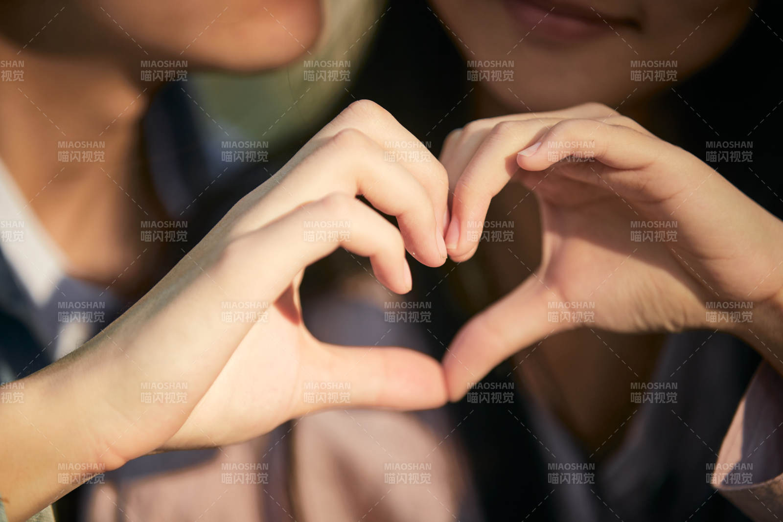 相互用手比爱心表达爱意的情侣图片