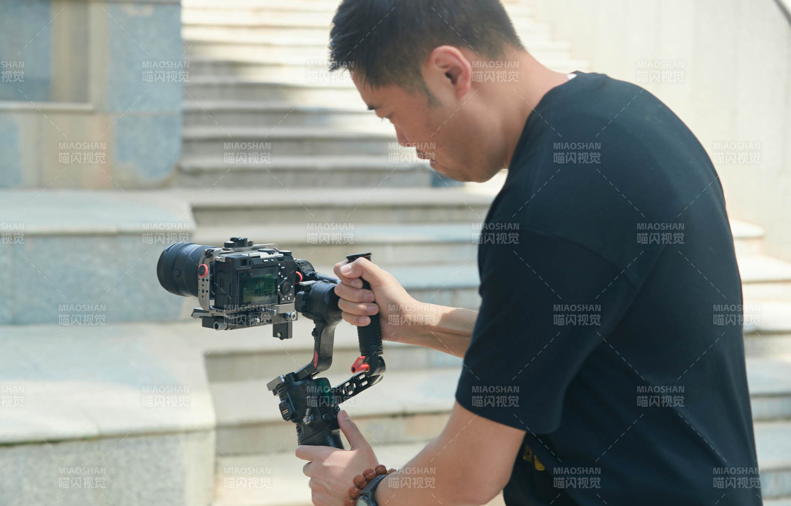 手持相机进行录制拍摄的摄像师图片