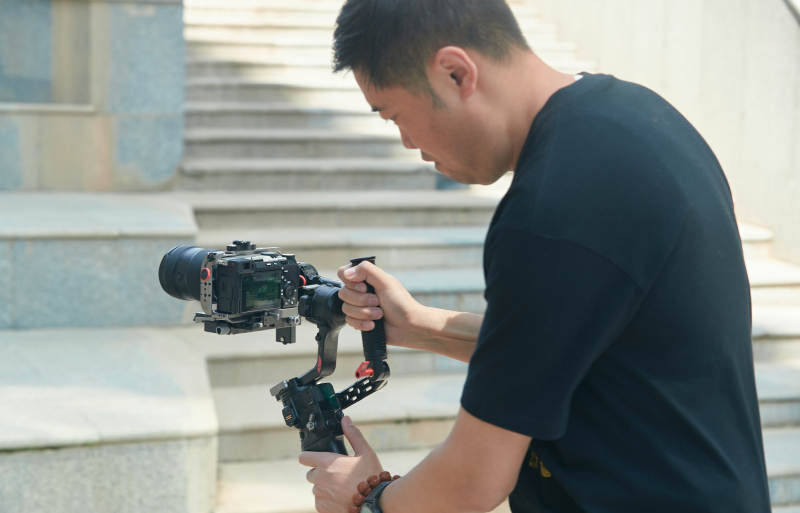 手持相机进行录制拍摄的摄像师图片