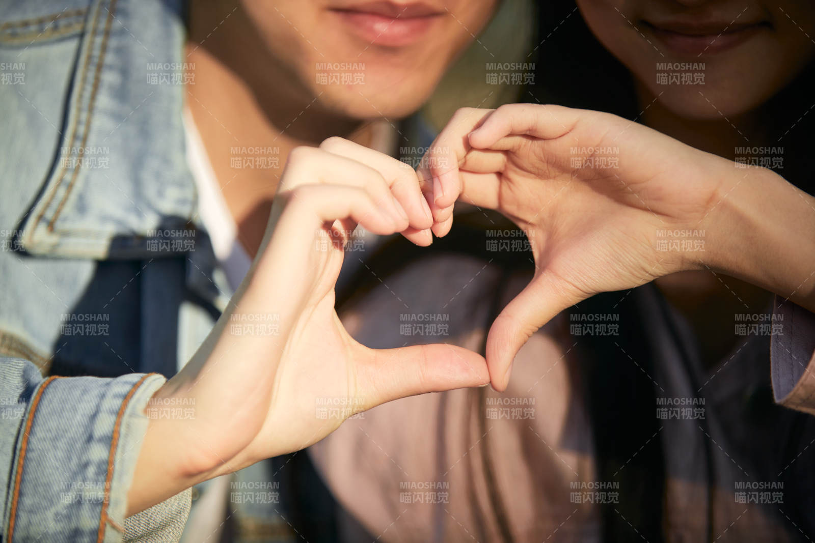 相互用手比爱心表达爱意的情侣图片