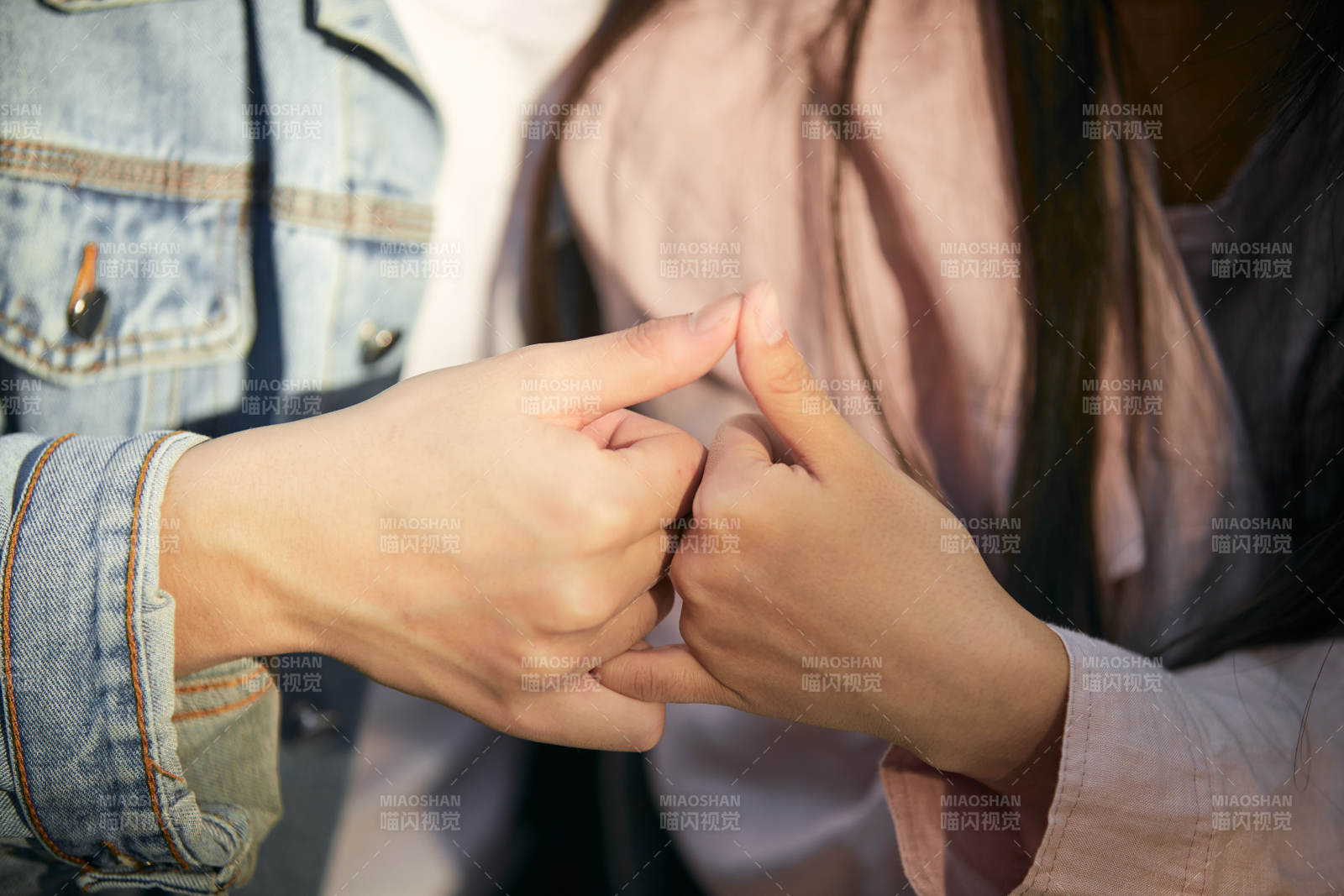 相互用手比爱心表达爱意的情侣图片