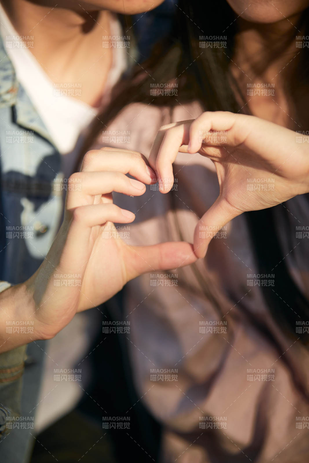 相互用手比爱心表达爱意的情侣图片